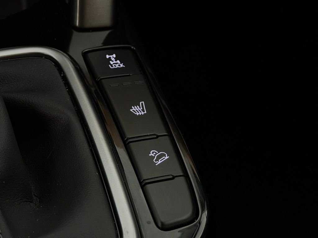 Used 2024 Snow White Pearl Kia SX image 19
