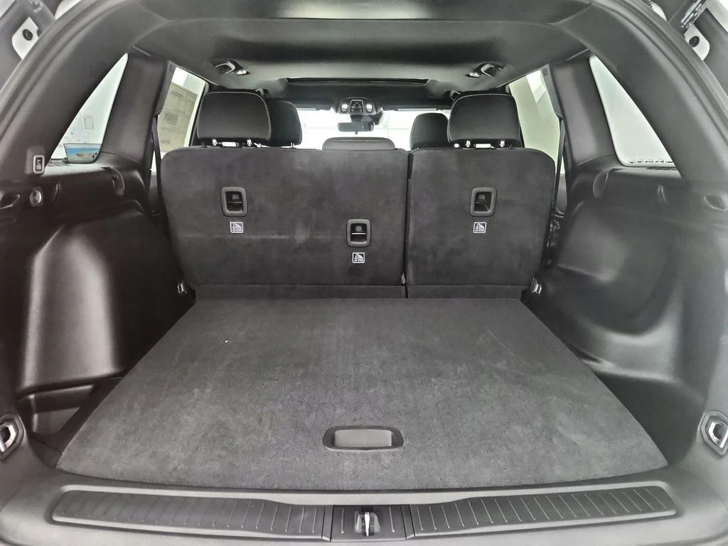 New 2026 Bright White Clear-Coat Exterior Paint Jeep Laredo X image 30