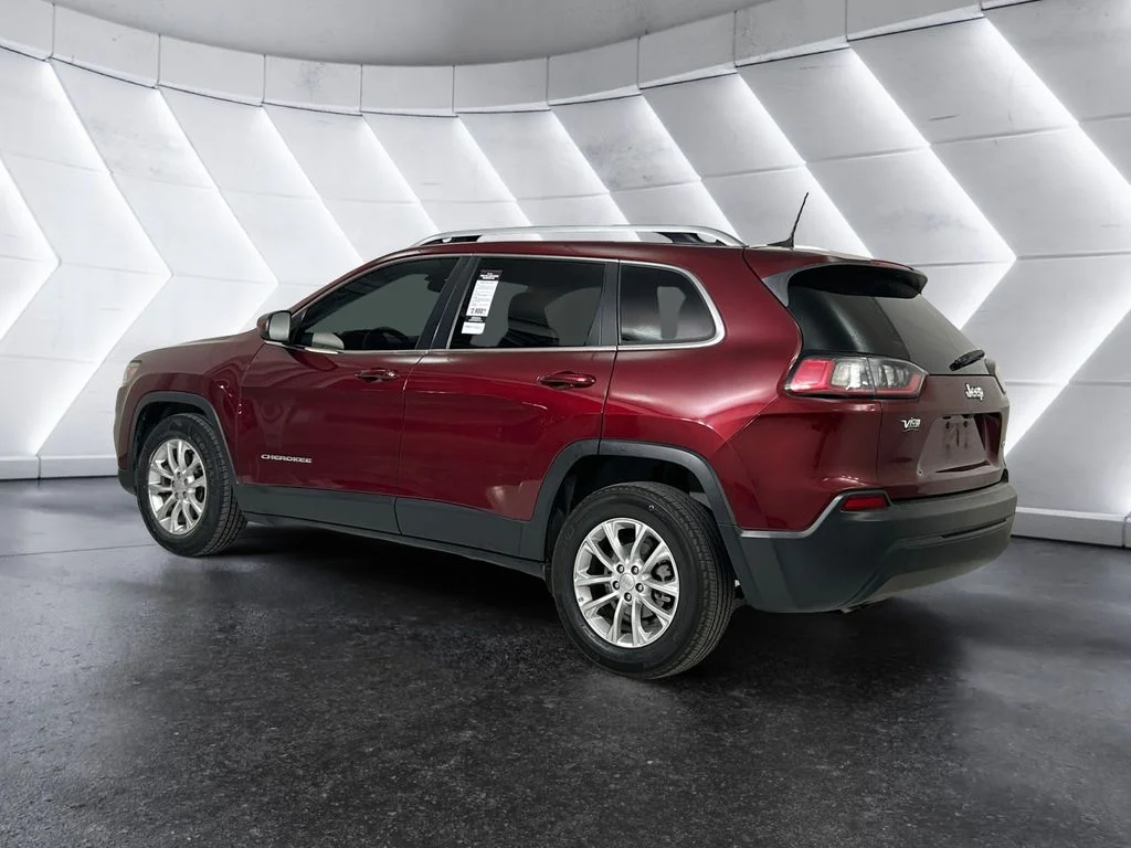 Used 2019 Red Jeep Latitude image 6