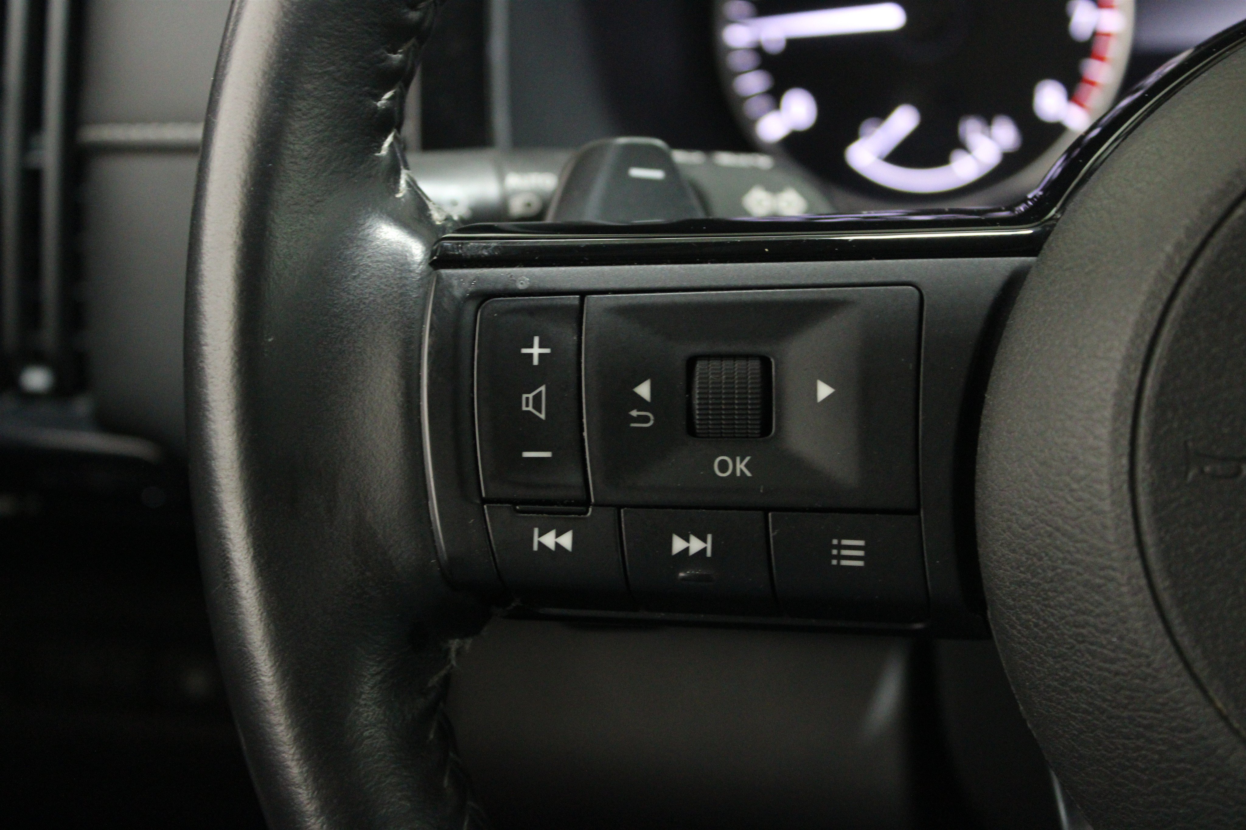 Used 2022 Super Black Nissan SV image 8