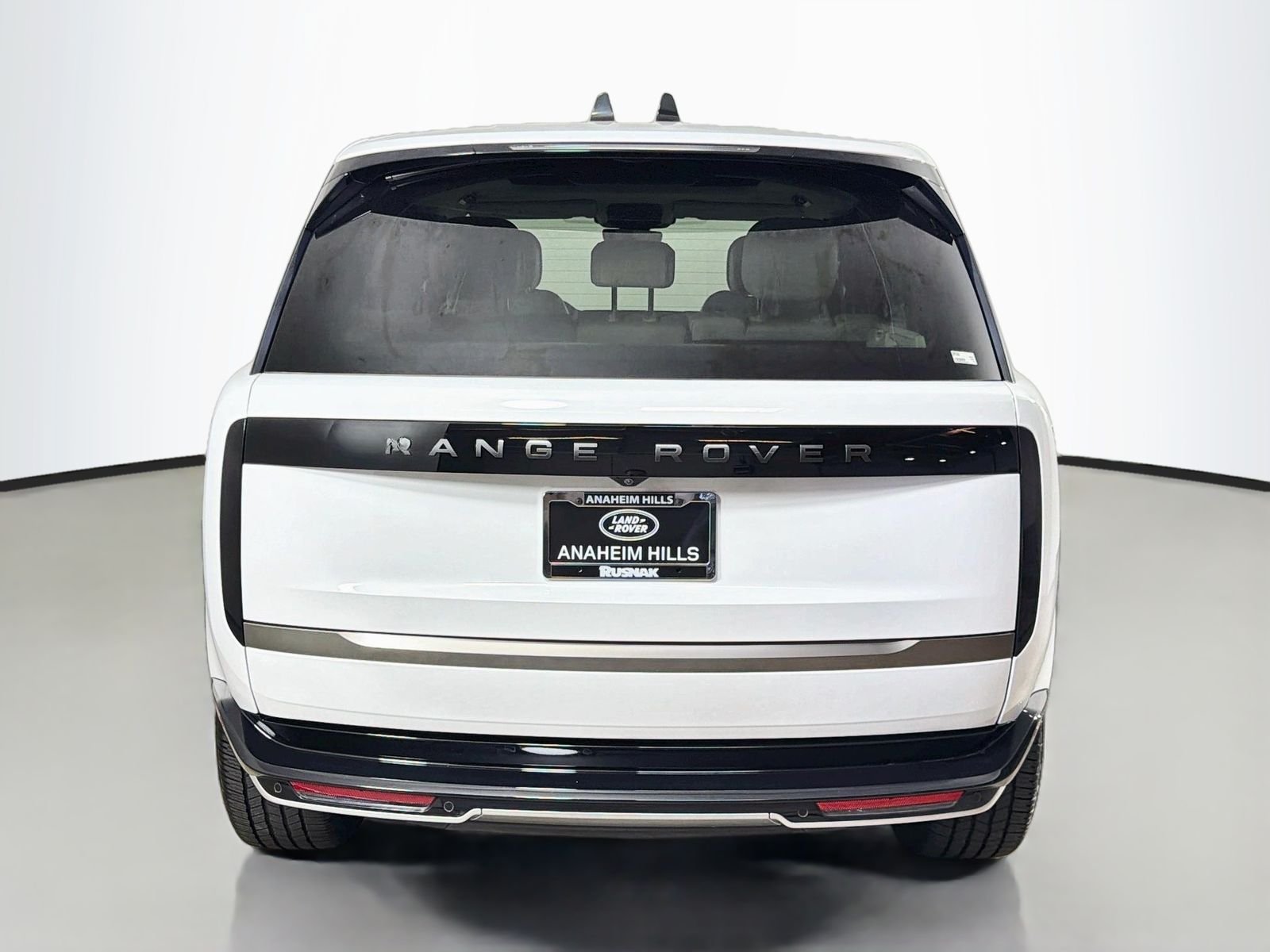 Used 2023 Fuji White Land Rover SE image 4