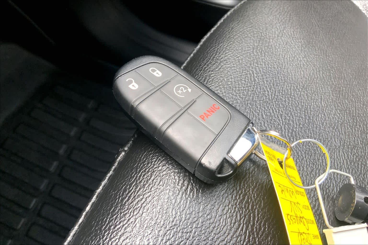 Used 2024 Bright White Clearcoat Jeep Latitude Lux image 15