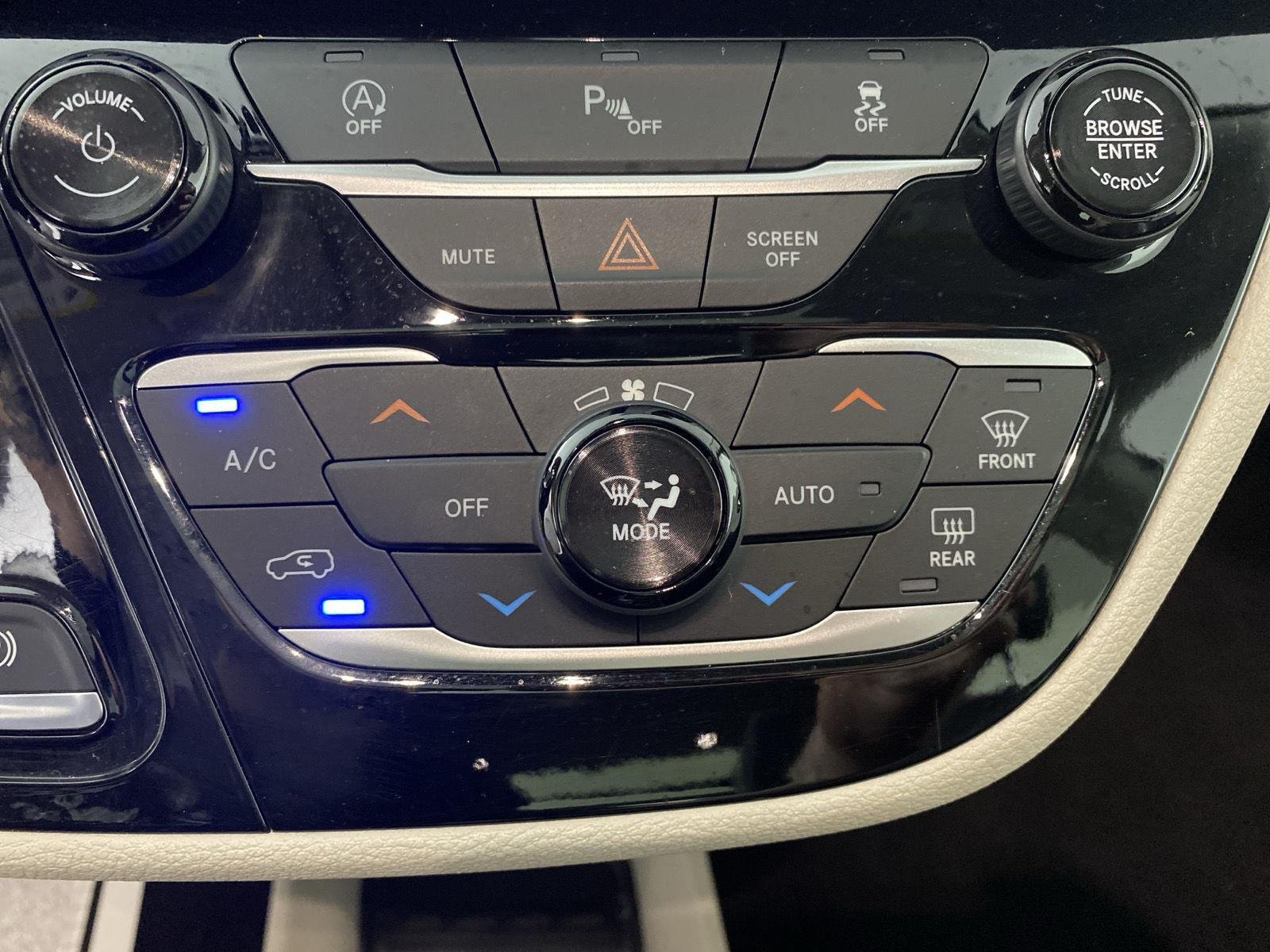 Used 2019 Bright White Clearcoat Chrysler Limited image 27