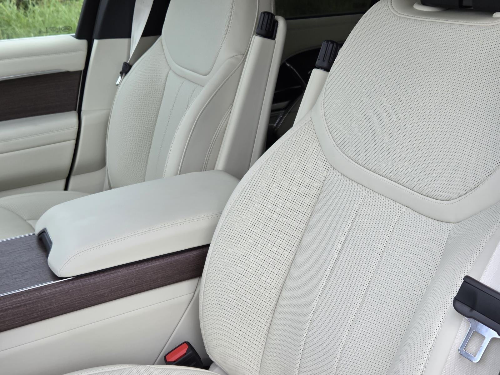 New 2026 Ostuni Pearl White LAND ROVER SE 7 Seats image 31