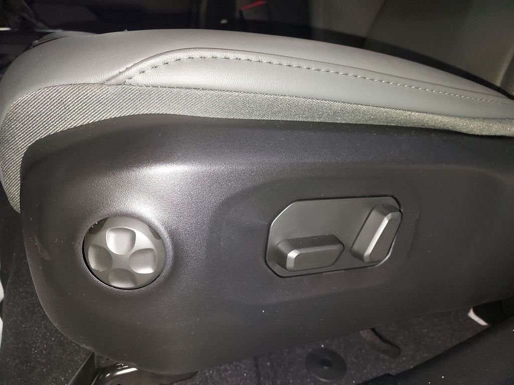 New 2026 Bright White Clear-Coat Exterior Paint Jeep Mojave X image 18