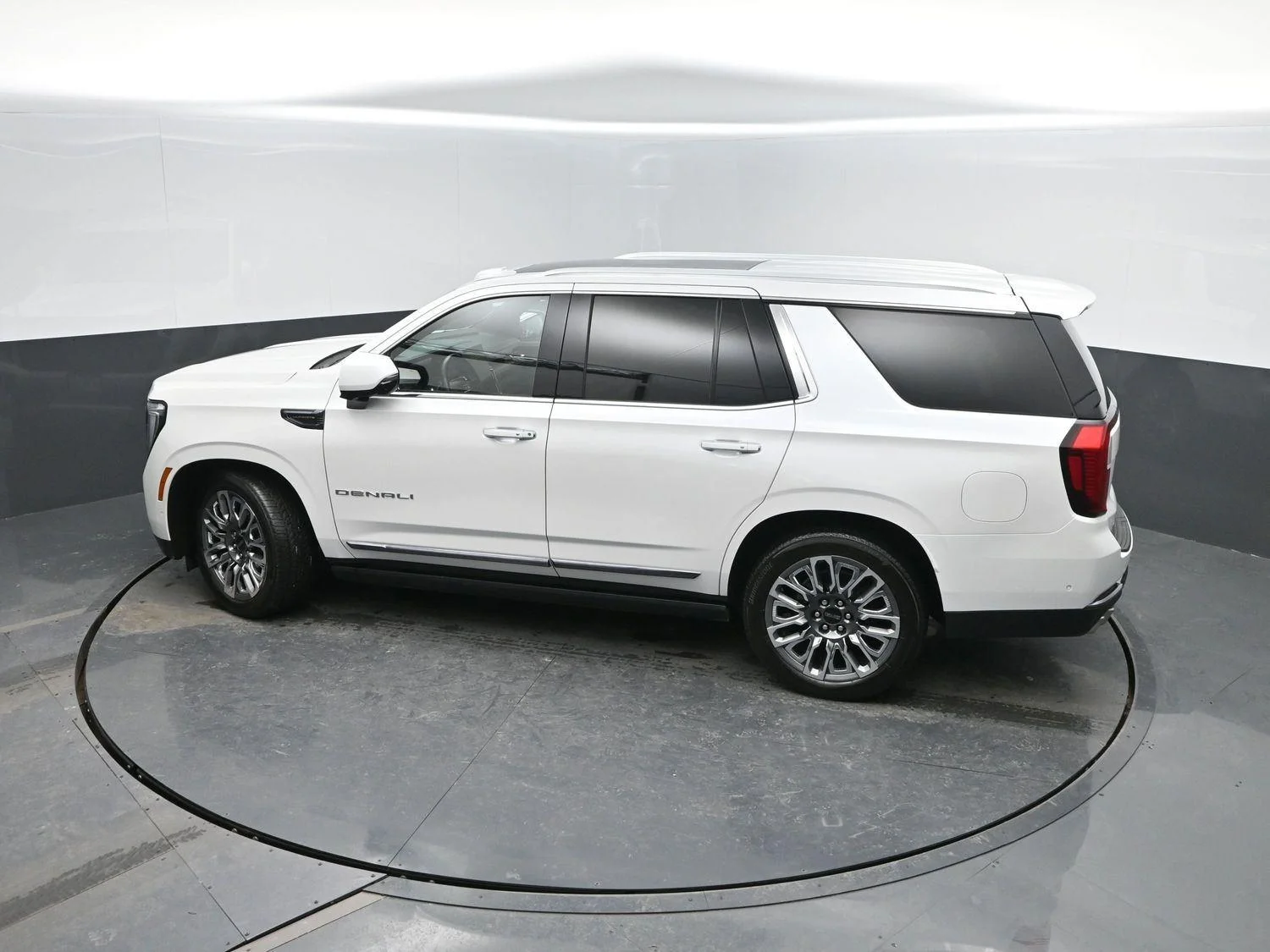 Used 2025 White Frost Tricoat GMC Denali Ultimate image 47
