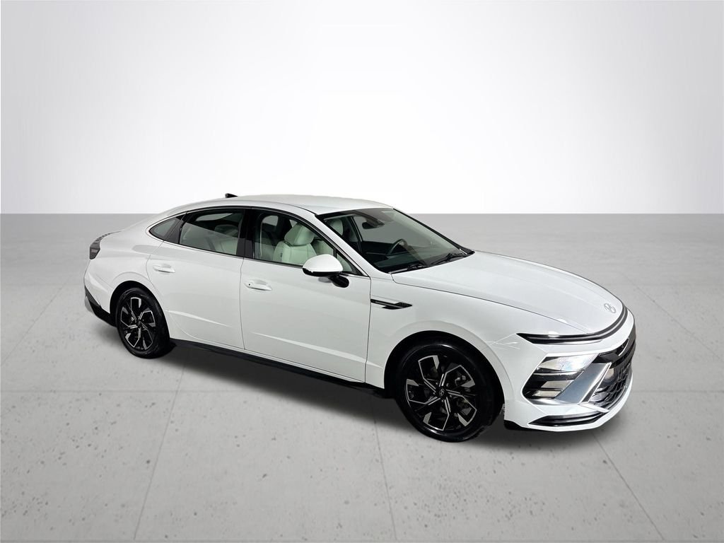 Used 2025 White Hyundai SEL image 4