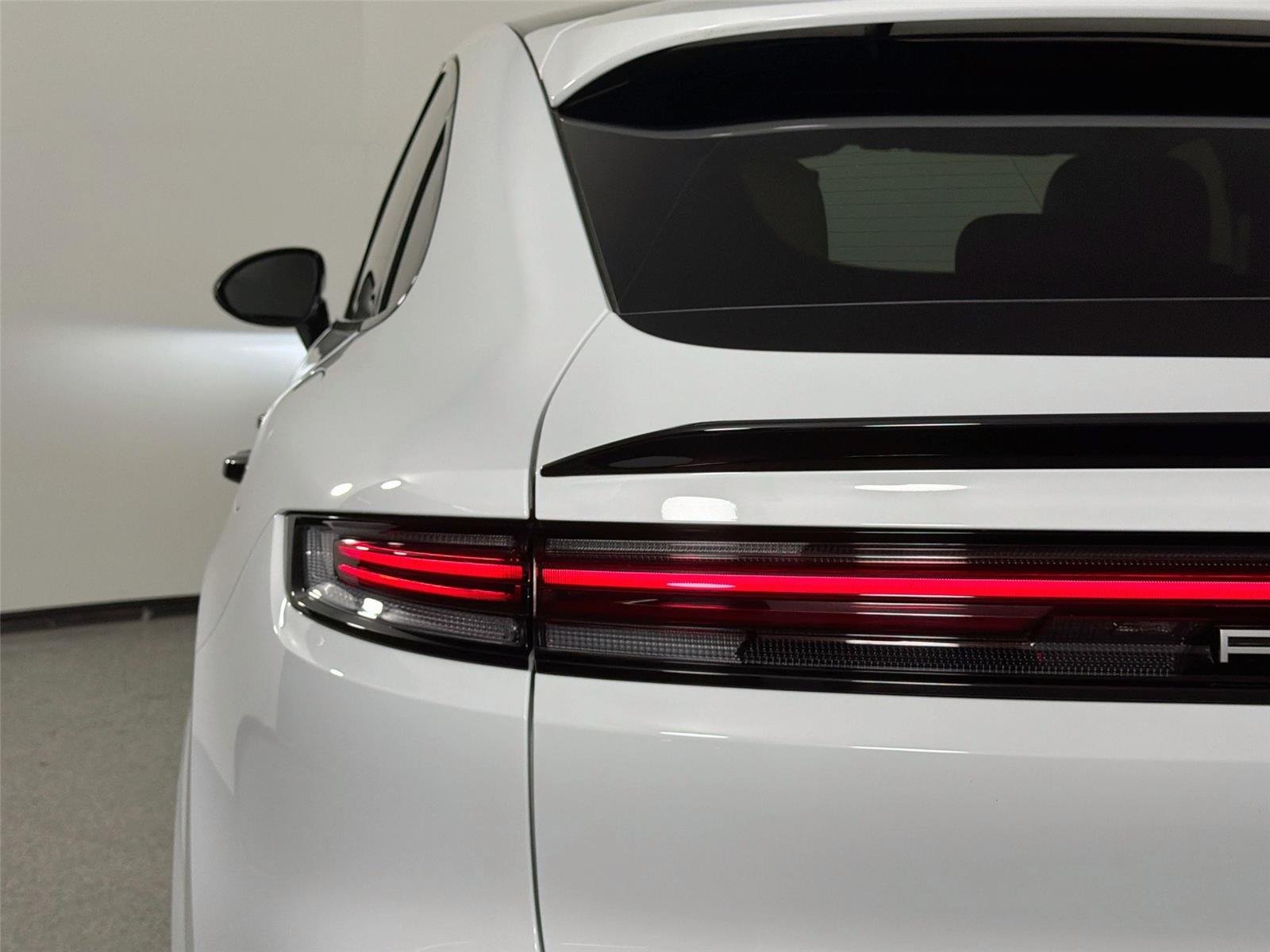 Certified Used 2025 Carrara White Metallic Porsche Turbo E-Hybrid Coupé image 16