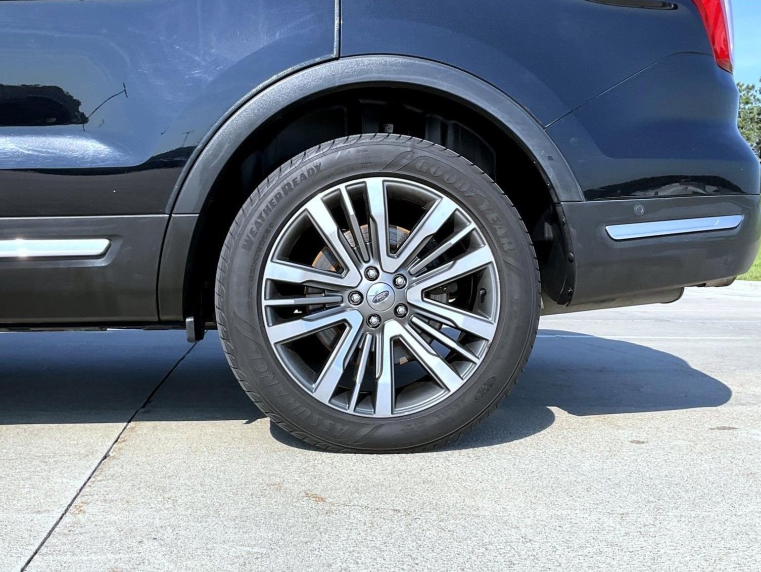 Used 2018 Black Ford Platinum image 25