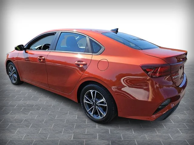 Used 2023 Red Kia LXS image 5
