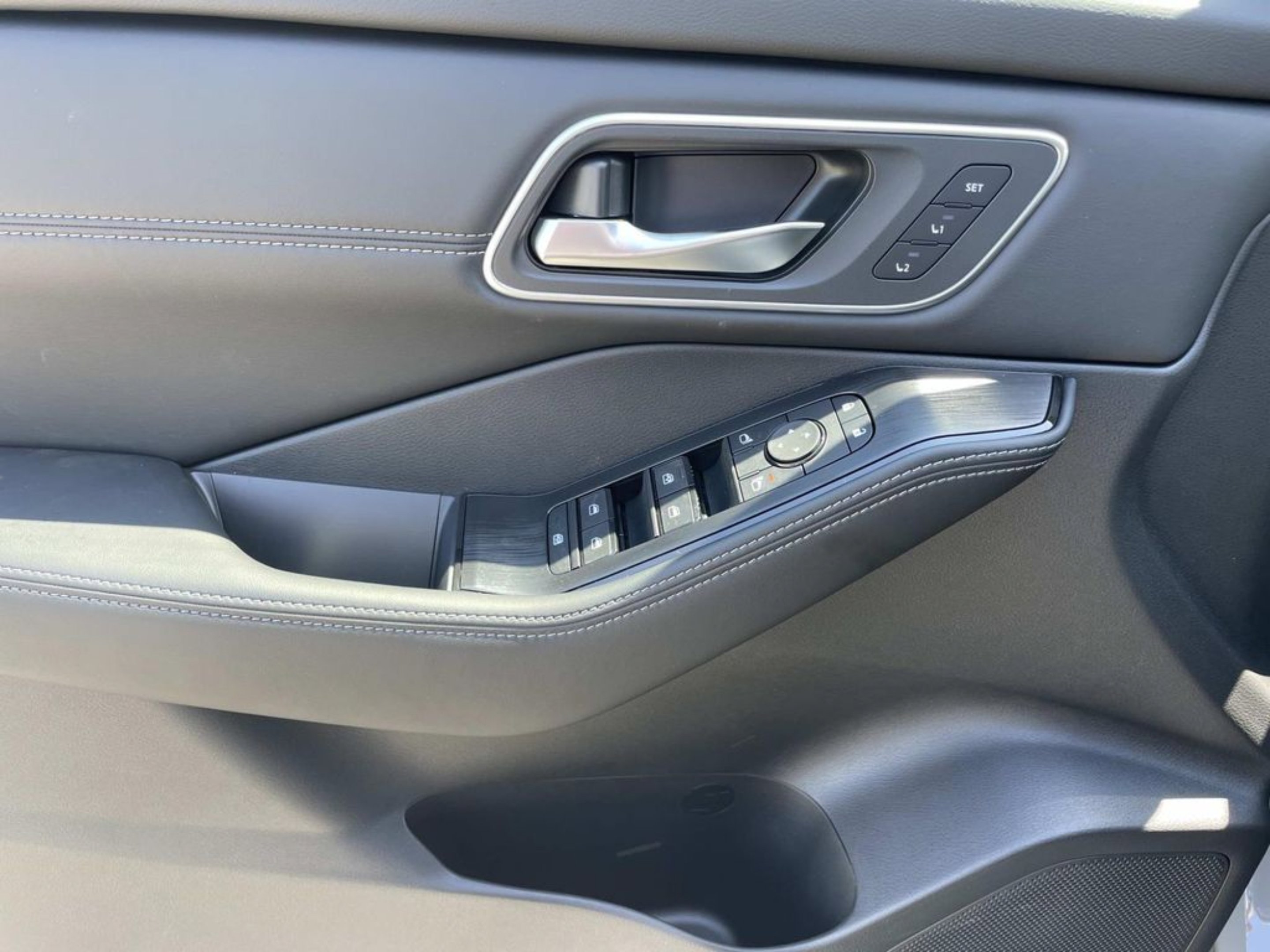 New 2026 Boulder Gray Pearl / Super Black Two-tone Nissan Platinum image 23