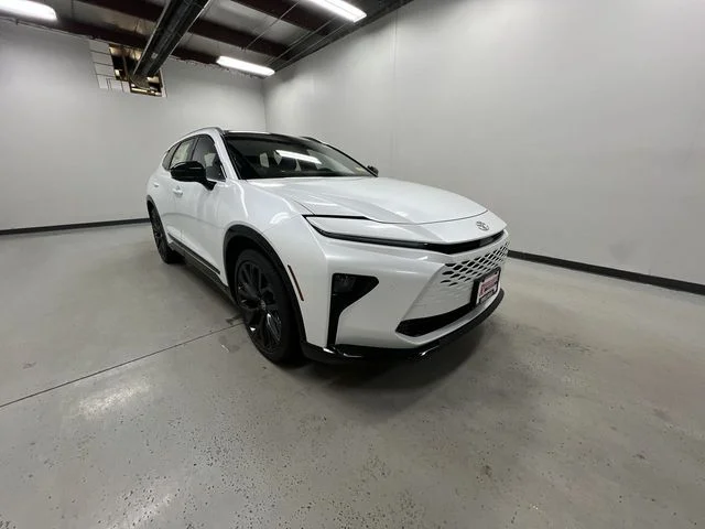 New 2026 Oxygen White <sup>1</sup> Toyota  Limited image 2