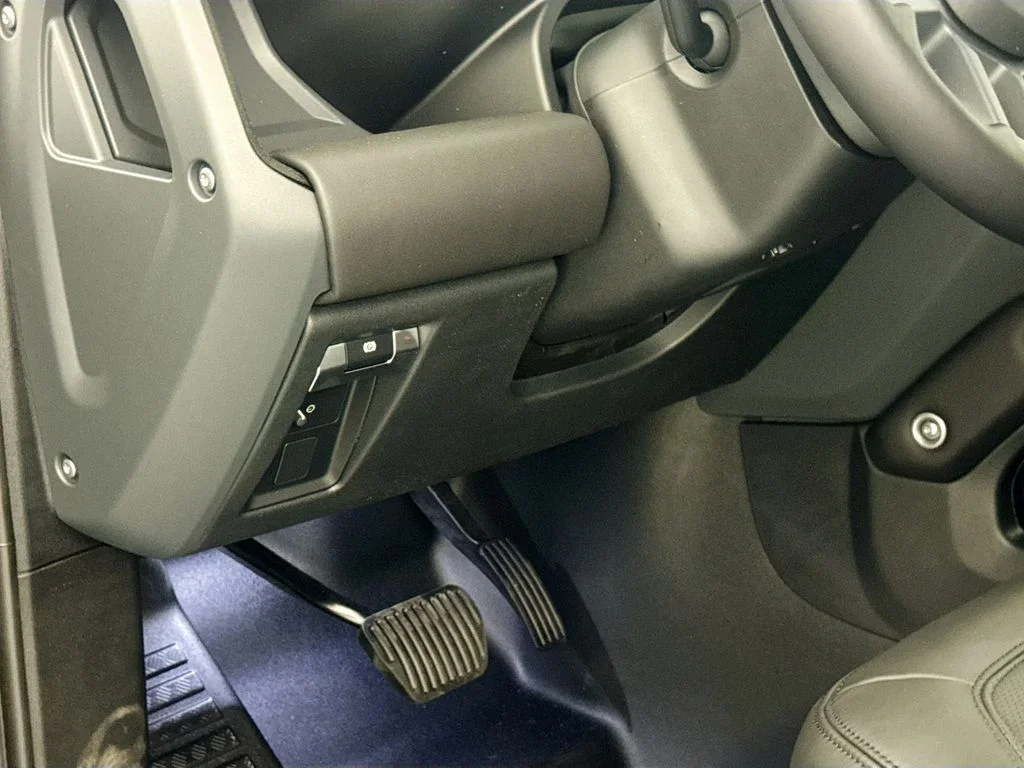 New 2026 Woolstone Green Land Rover X-Dynamic SE image 9