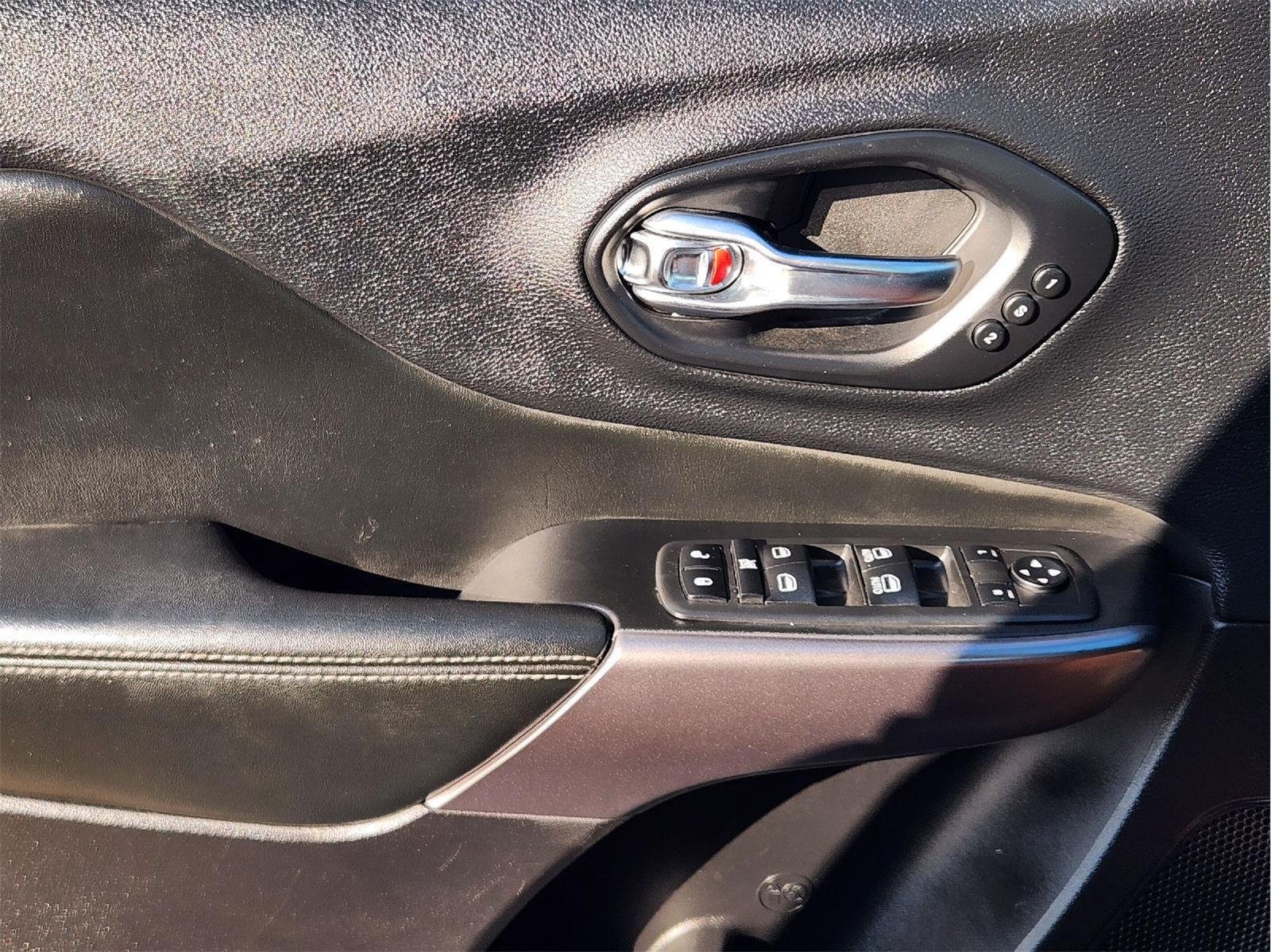 Used 2019 Diamond Black Crystal Pearlcoat Jeep Limited image 23
