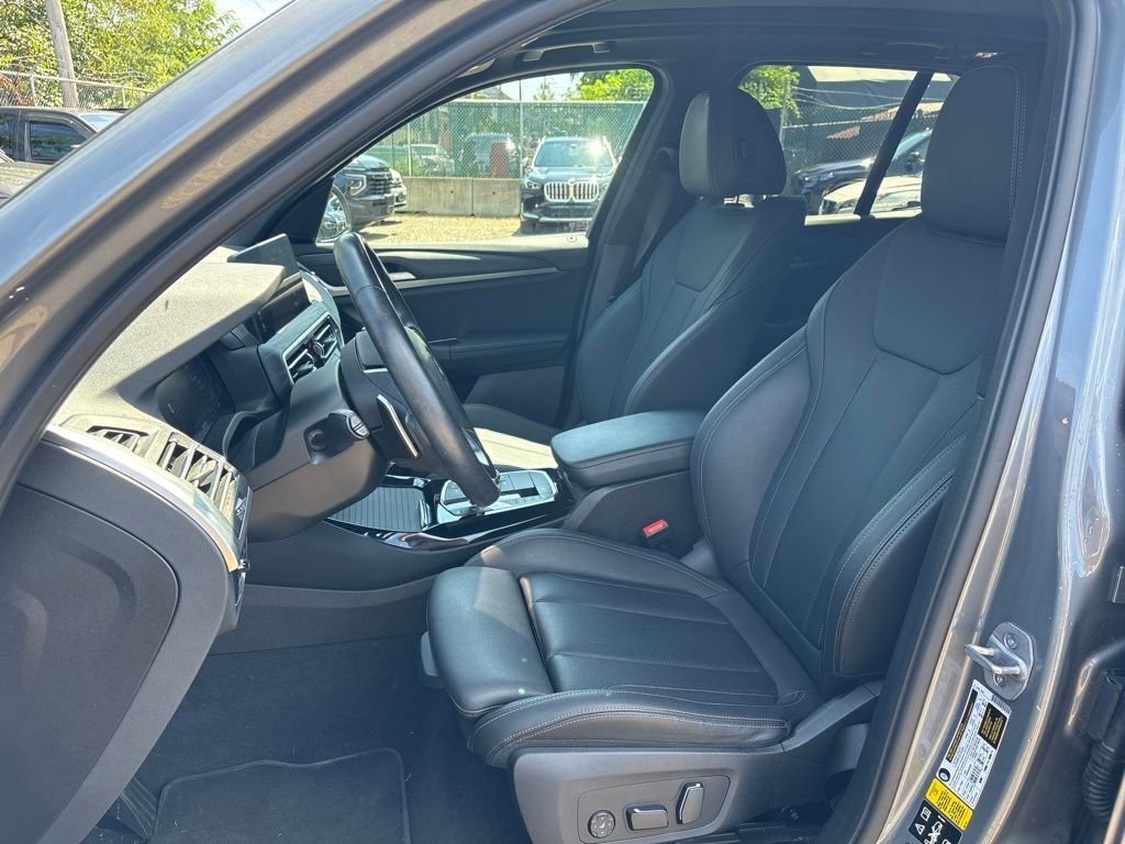 Used 2024 Gray BMW xDrive30i image 10