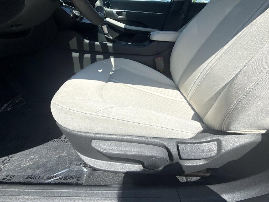 Used 2025 White Hyundai SE image 12