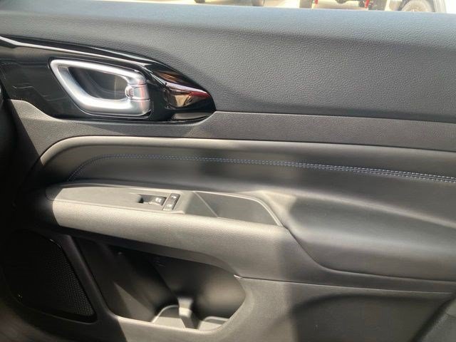 New 2026 Diamond Black Crystal Pearlcoat Jeep Latitude Altitude image 18