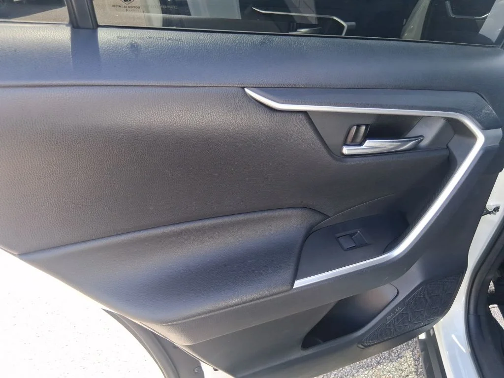 Used 2020 White Toyota XLE image 14