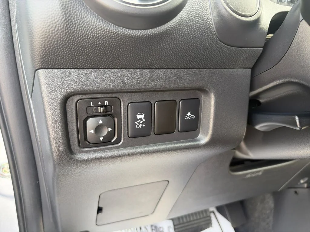 Used 2024 Silver Mitsubishi ES image 30