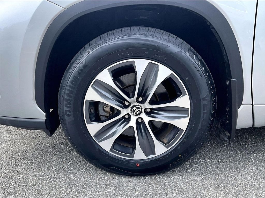 Used 2025 Silver Toyota XLE image 7