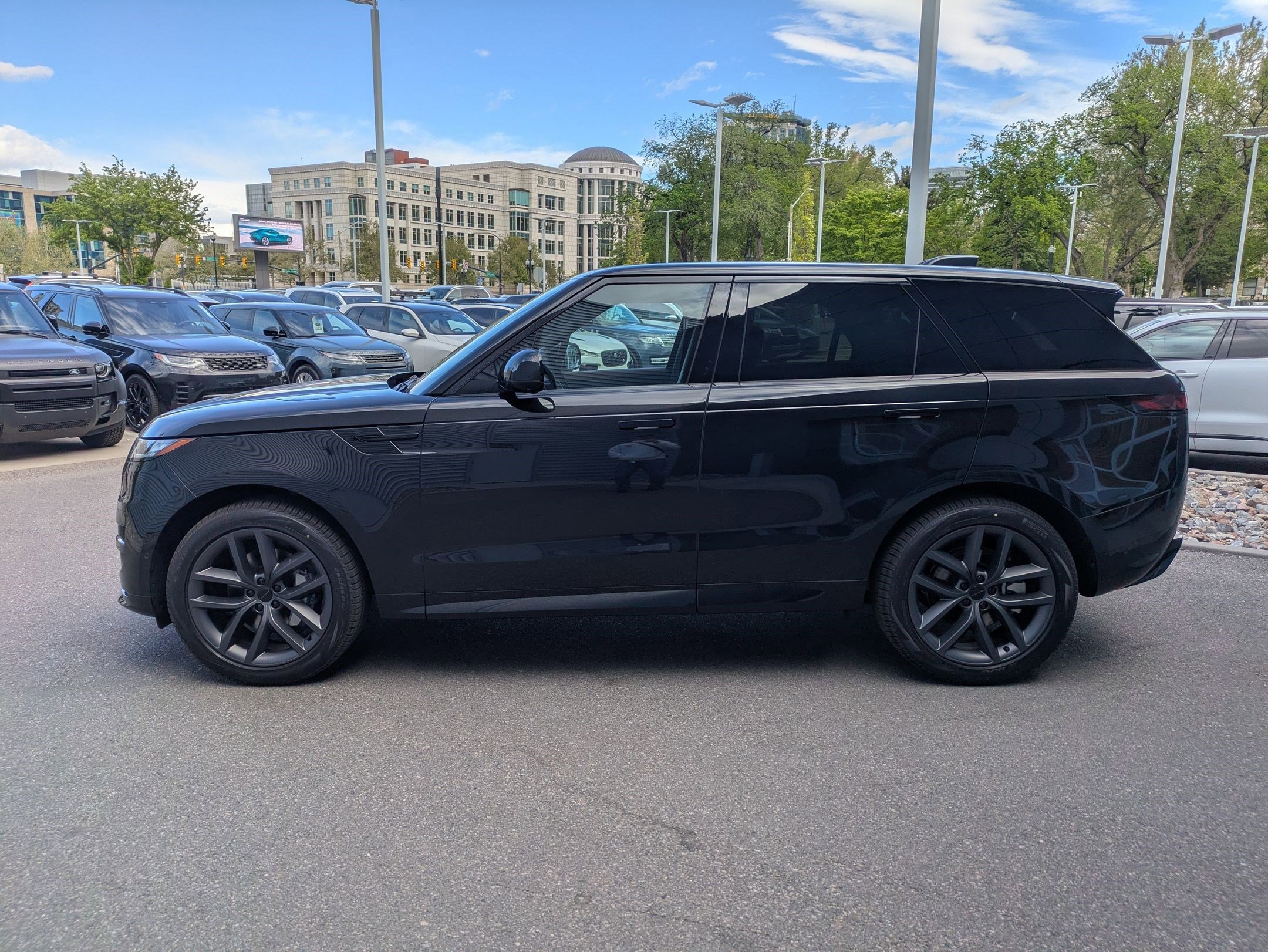 New 2026 Santorini Black Land Rover P400 Dynamic SE image 9