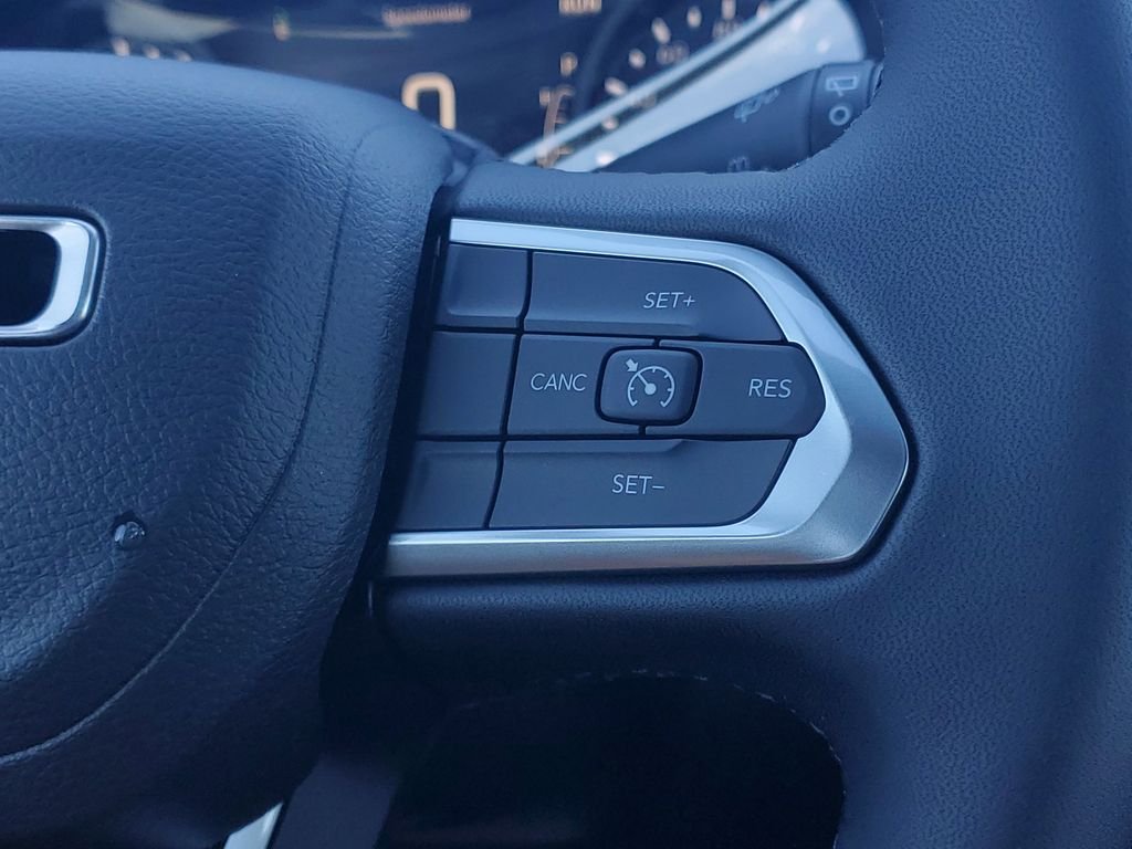 New 2026 Red Hot Pearl-Coat Exterior Paint Jeep Latitude image 22