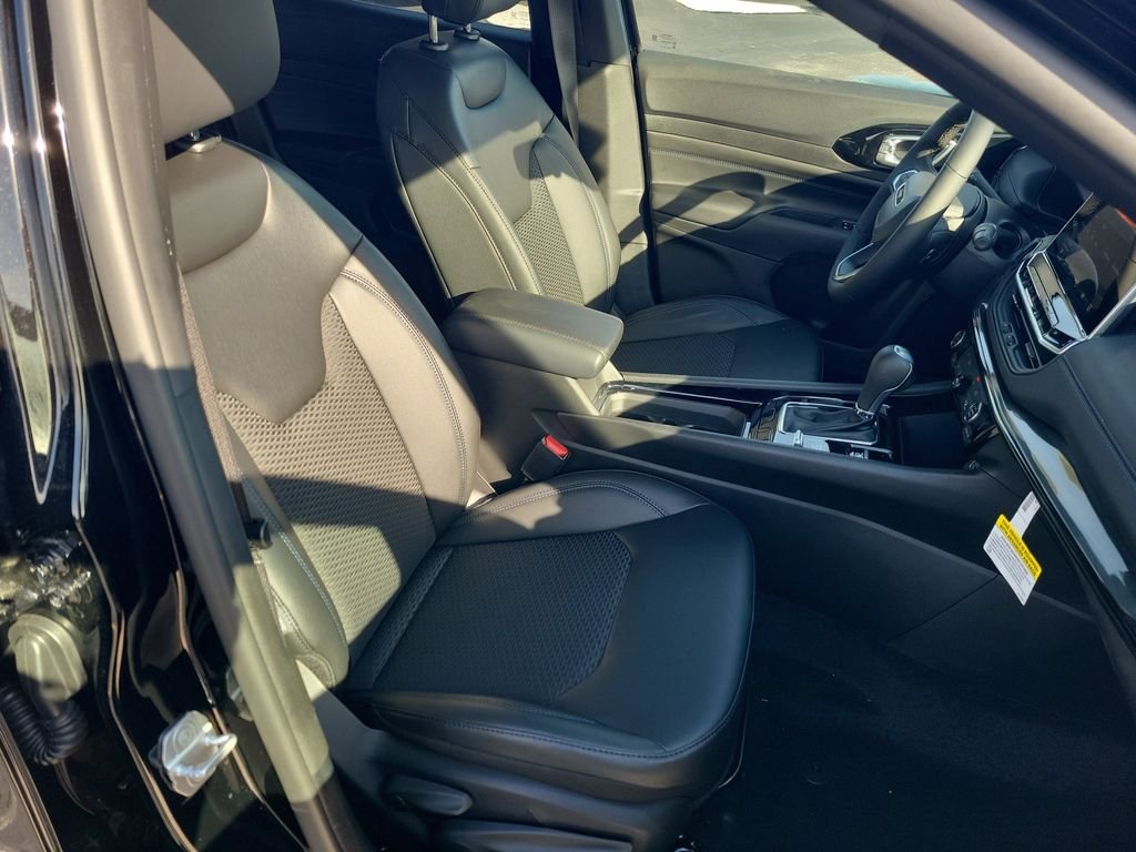 New 2026 Diamond Black Crystal Pearlcoat Jeep Latitude image 15