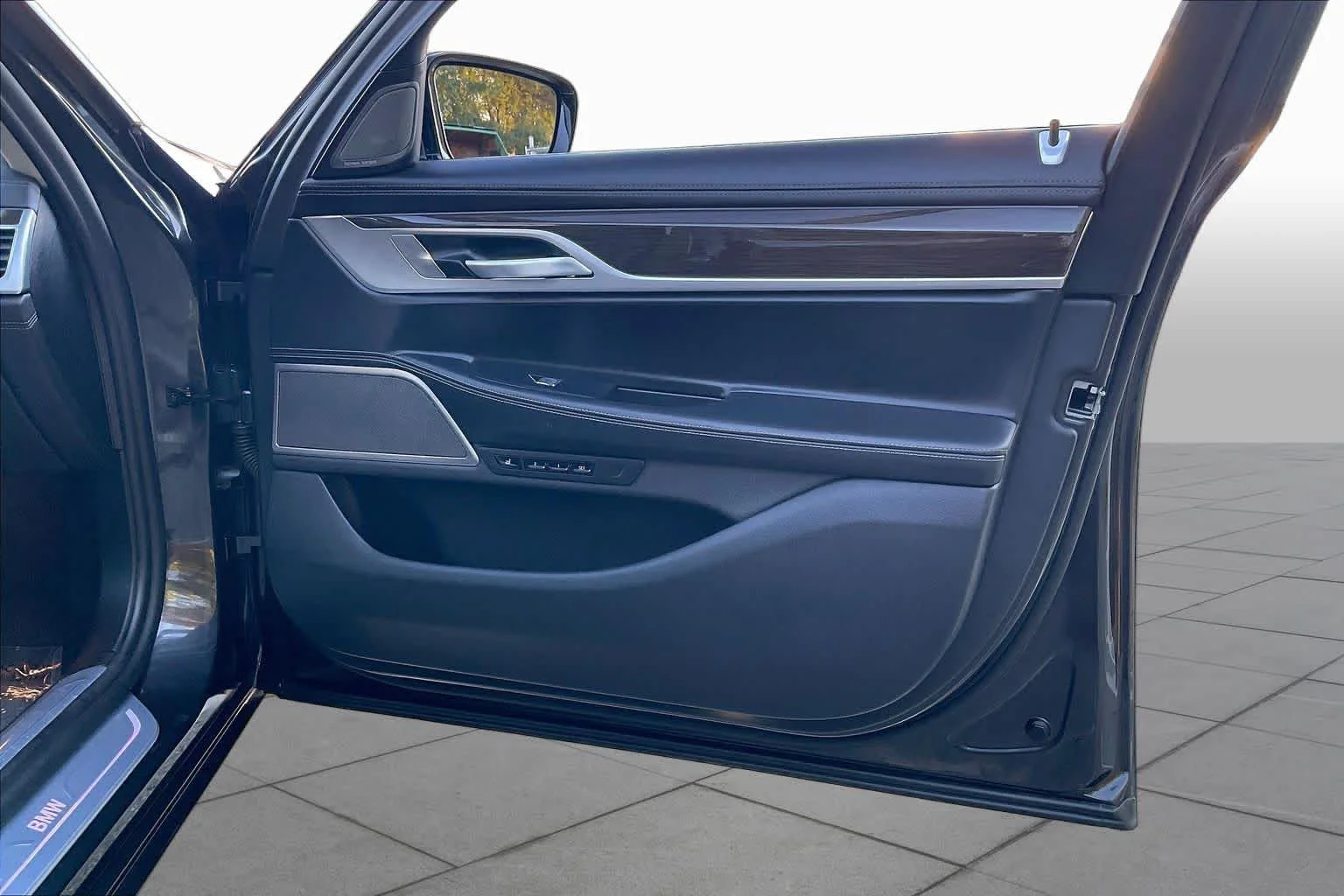 Used 2022 Dark Graphite Metallic BMW 750i xDrive image 22