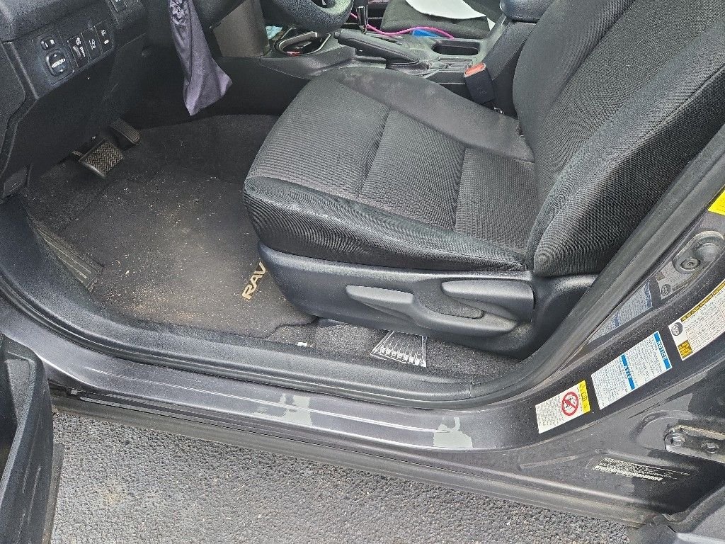 Used 2017  Toyota LE image 7