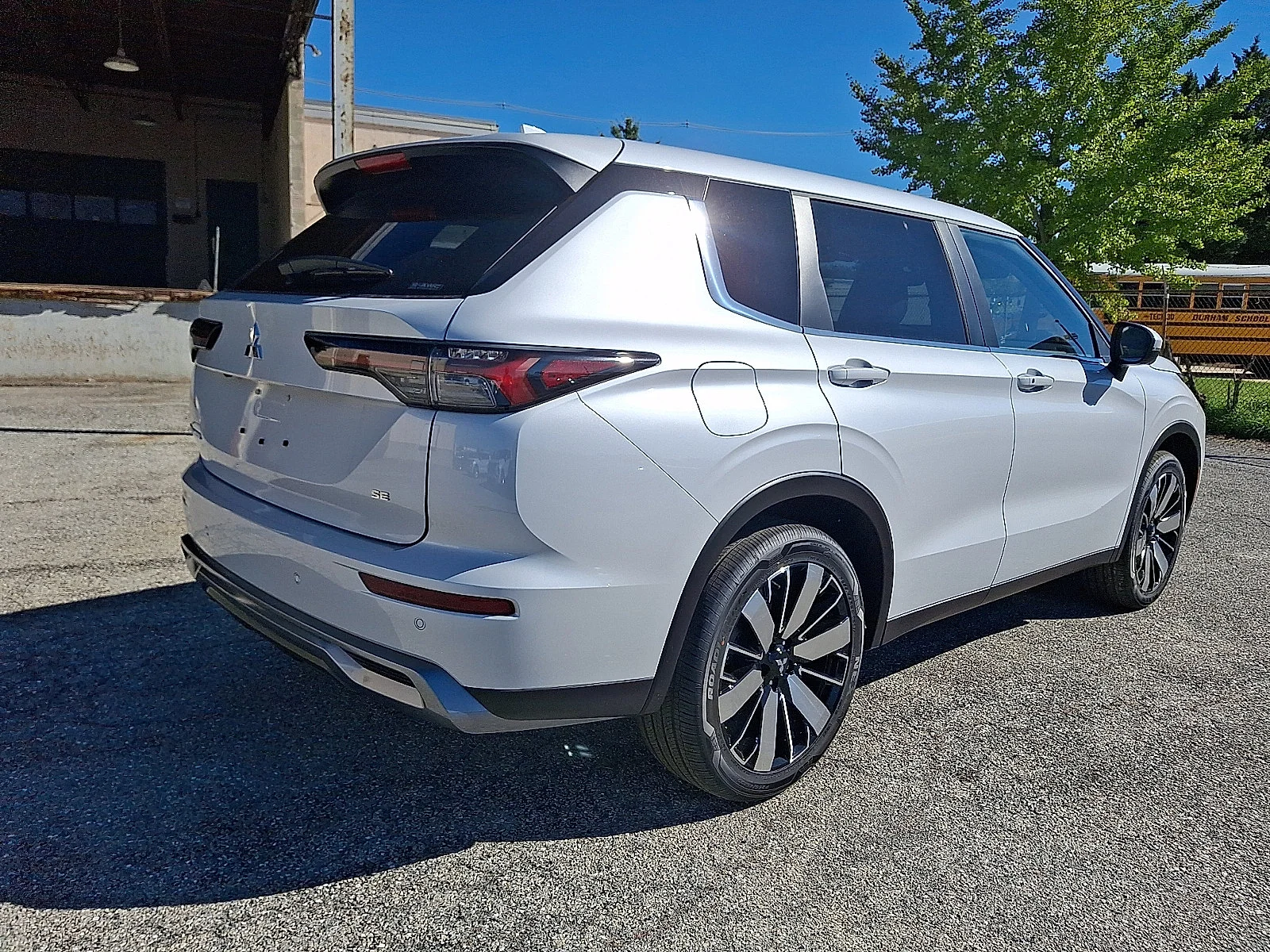 New 2026 White Mitsubishi SE image 7