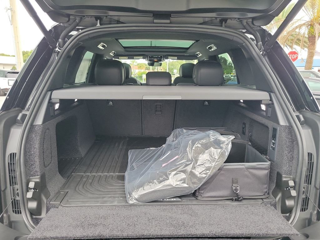 New 2027 Santorini Black Land Rover SE image 11