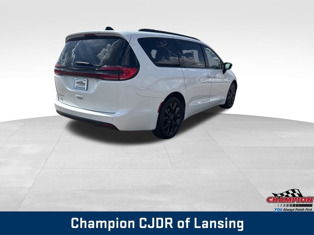 Used 2025 Bright White Clearcoat Chrysler Limited image 8