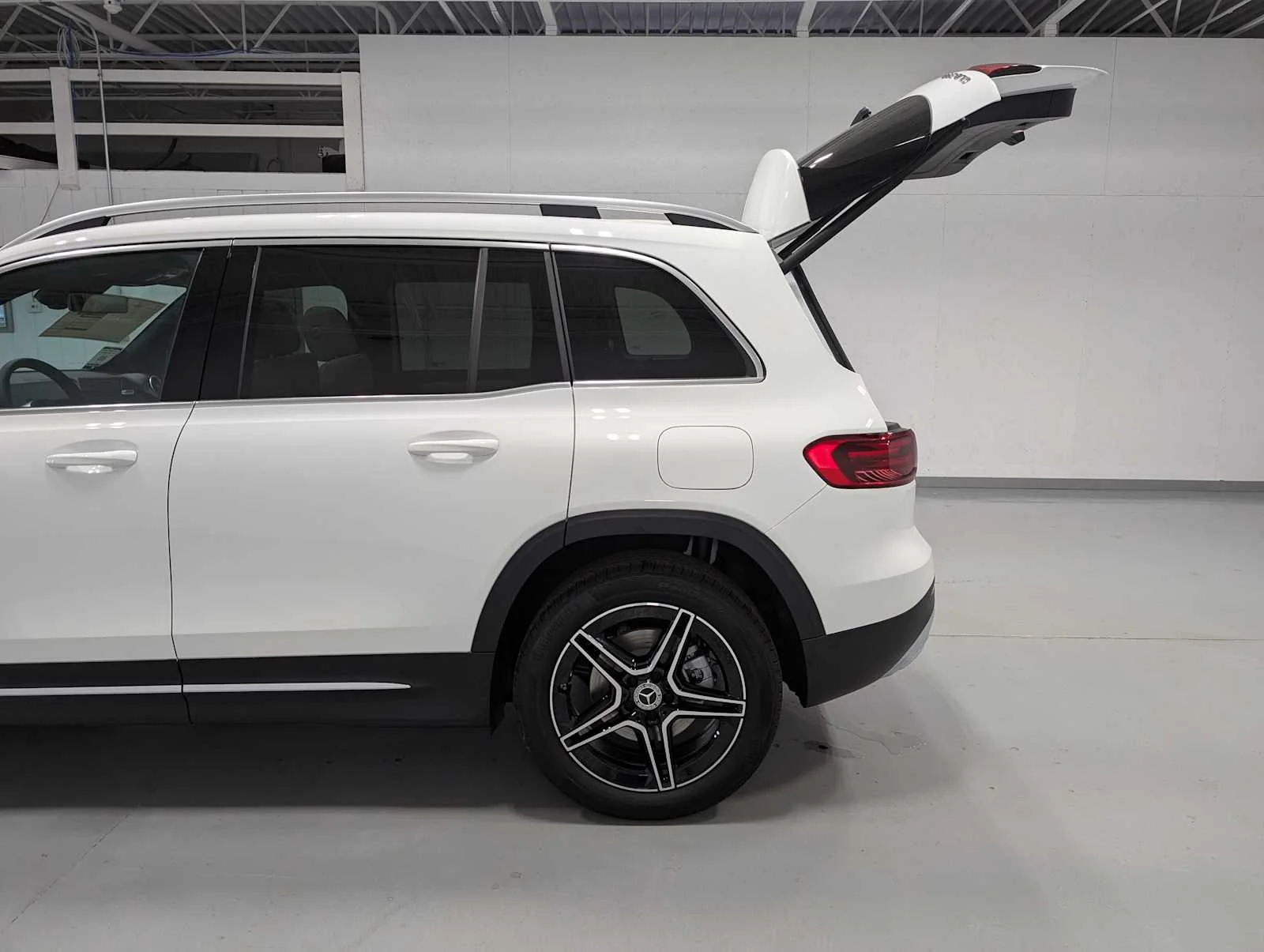 Used 2026 Polar White Mercedes-Benz GLB 250 image 9