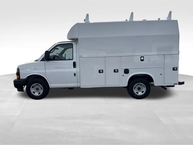 New 2026 Summit White Chevrolet 1WT image 2