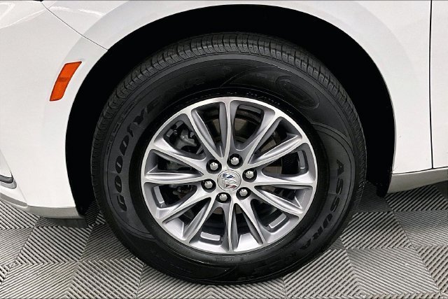 Used 2023 Summit White Buick Essence image 9