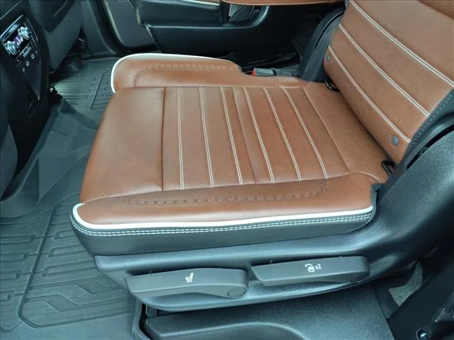 2024 GMC Yukon Denali Ultimate - Photo 11