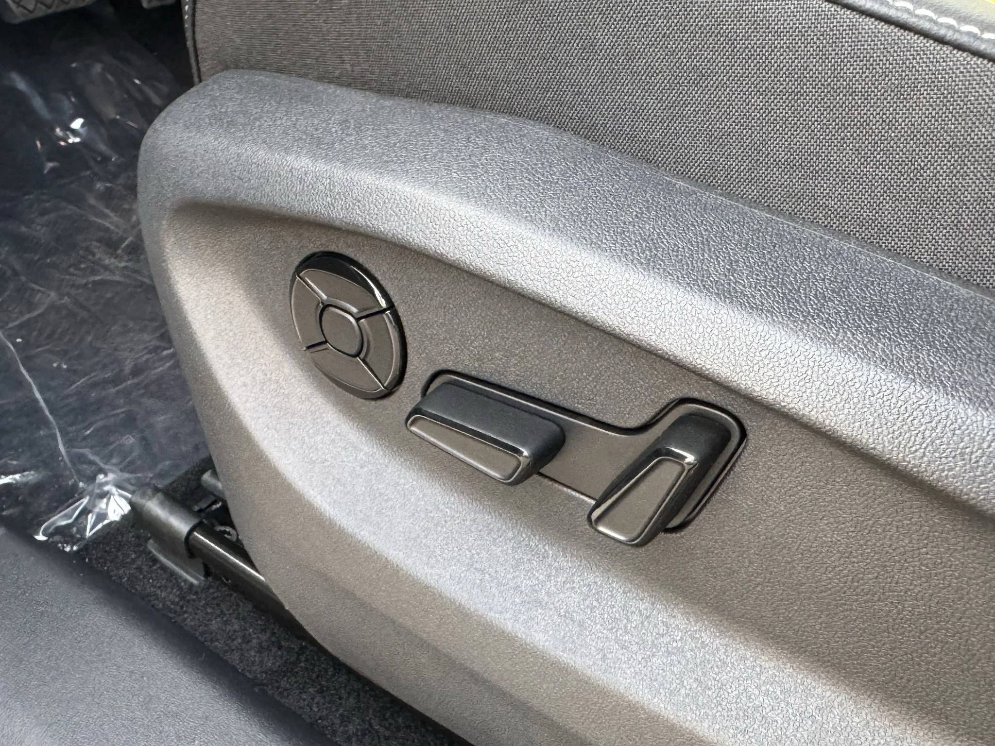 New 2026 Pyrite Silver Metallic Volkswagen SE image 17
