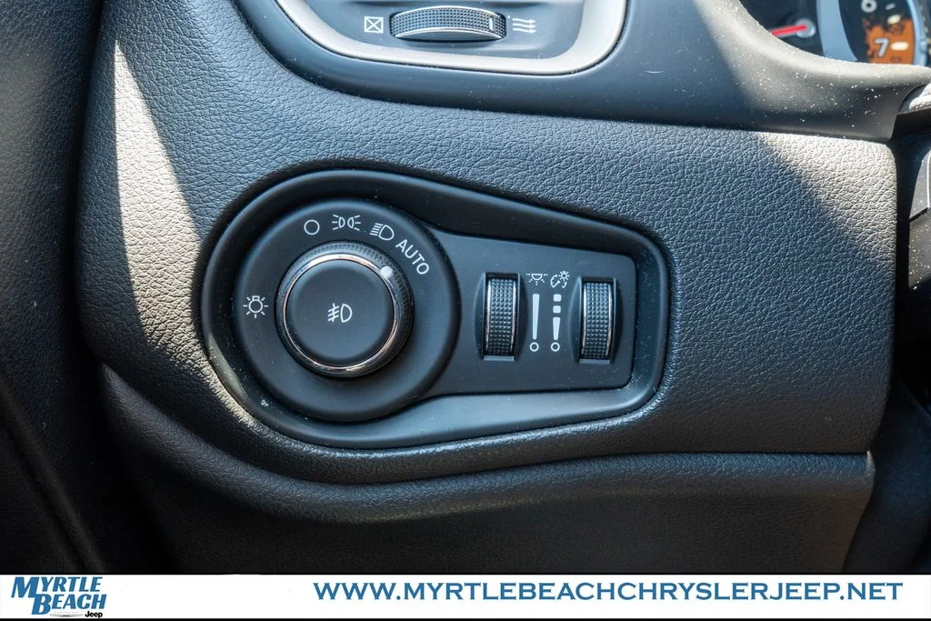 Used 2016 Granite Crystal Metallic Clearcoat Jeep Latitude image 29