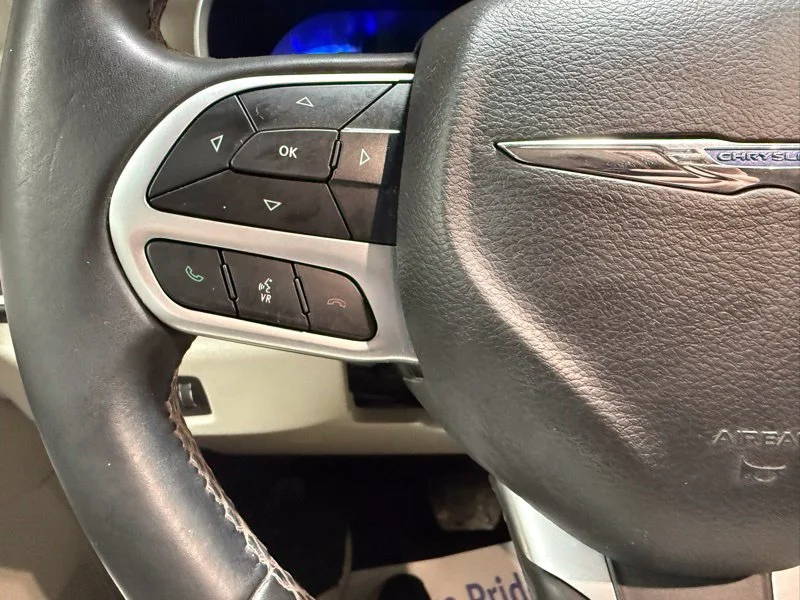 Used 2018 Gray Chrysler Touring L image 22