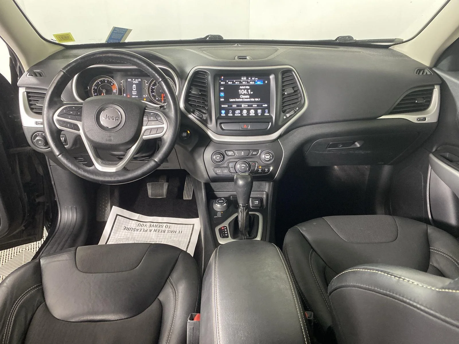 Used 2018 Diamond Black Crystal Pearlcoat Jeep Latitude Plus image 23