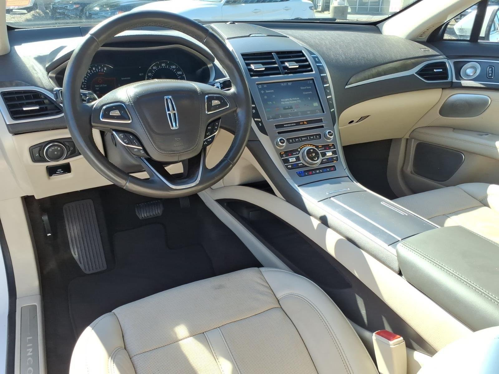 Used 2020 White Platinum Metallic Tri-Coat Lincoln Reserve image 20