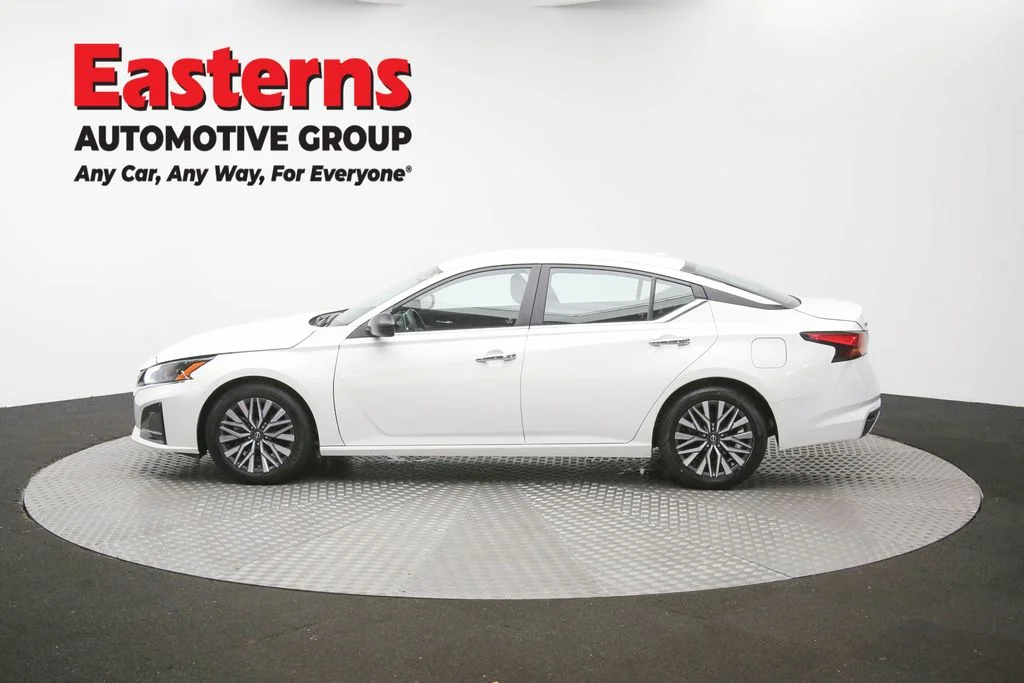 Used 2025 White Nissan 2.5 SV image 61