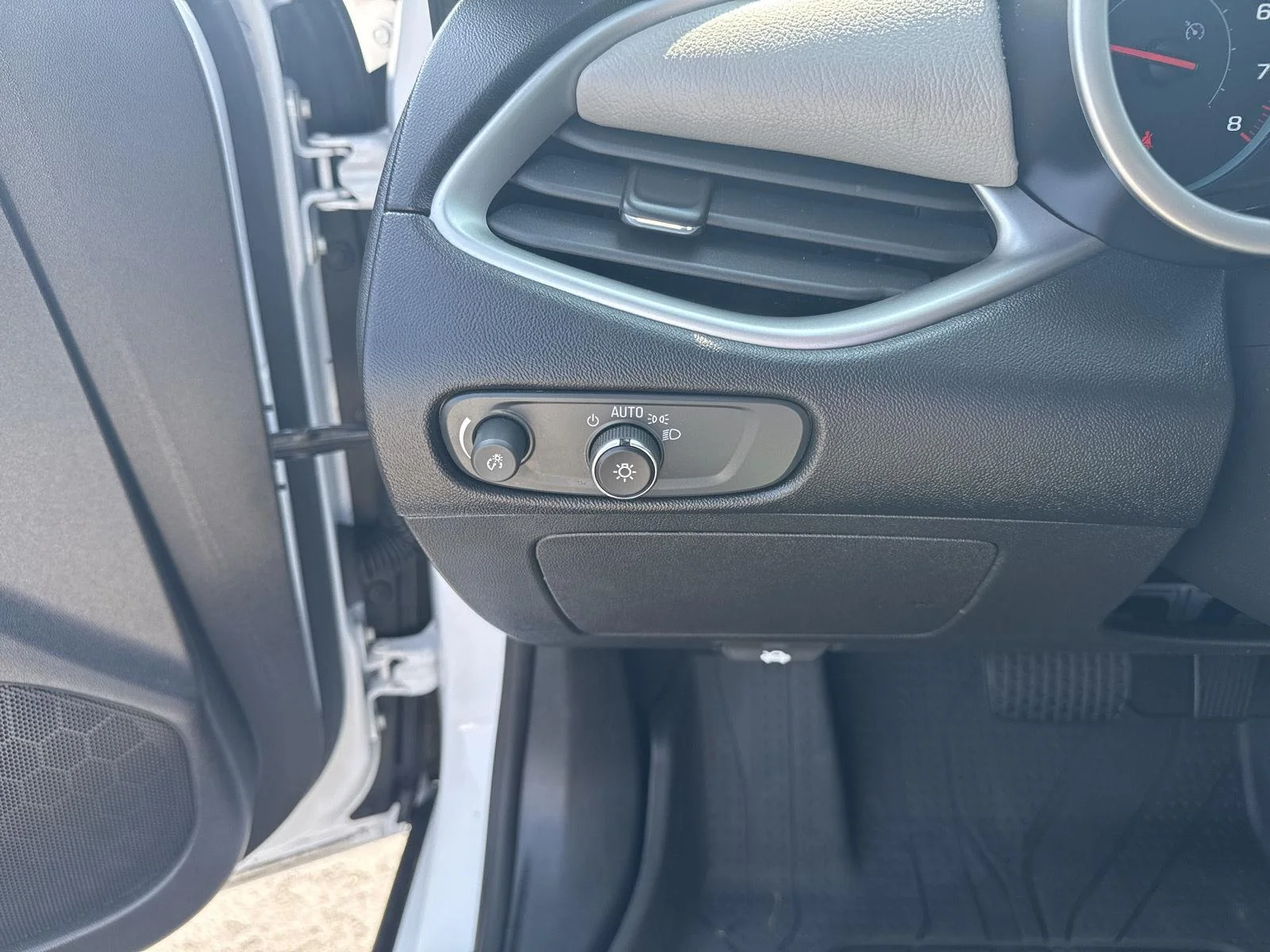 Used 2023 SUMMIT WHITE Chevrolet LT image 21