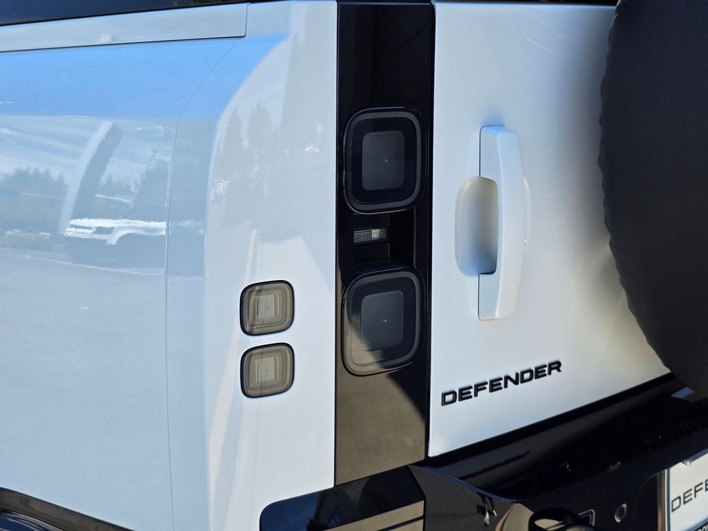 New 2026 Fuji White LAND ROVER X-Dynamic SE image 38