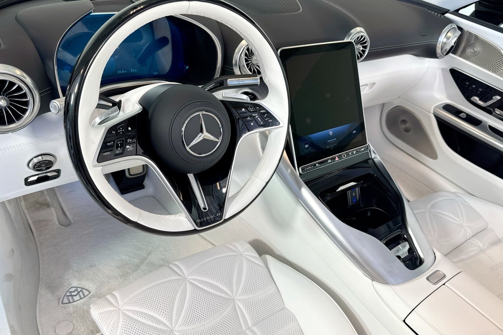 New 2026 Manufaktur Moonlight White Magno Mercedes-Benz Maybach SL 680 Monogram Series image 9