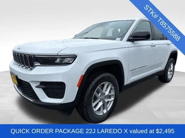 New 2026 Bright White Clear-Coat Exterior Paint Jeep Laredo X image 3