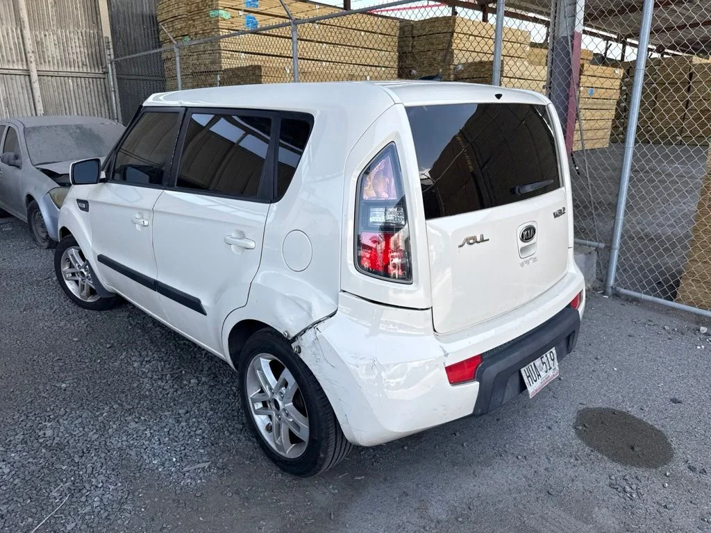 Used 2011  Kia Plus image 9