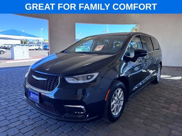 2023 Chrysler Pacifica Touring L's photo