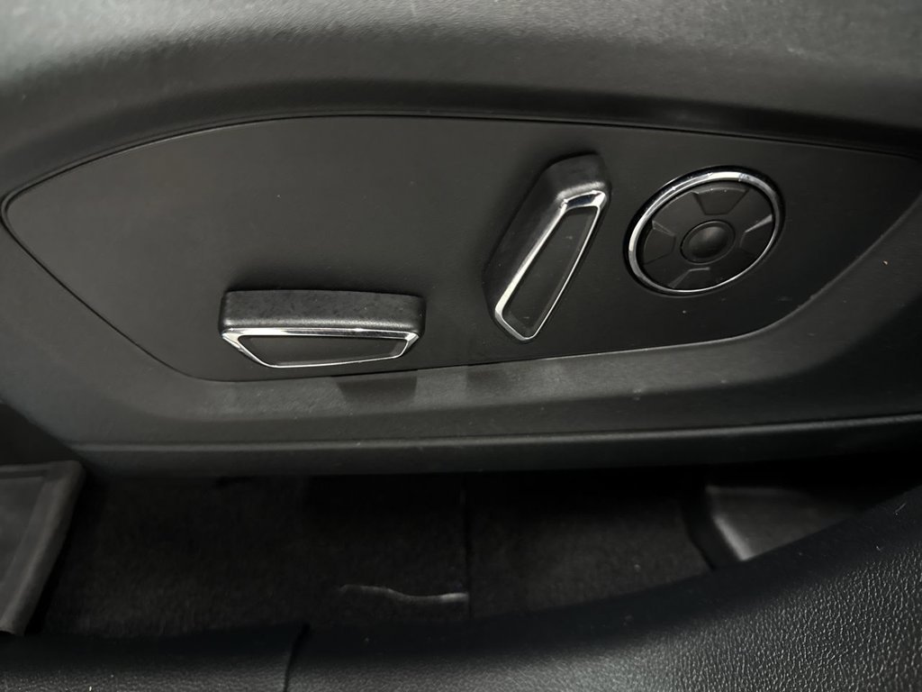 Used 2020 Black Metallic Ford Platinum image 32