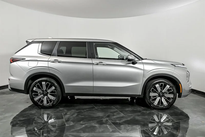 Used 2025 Alloy Silver Metallic Mitsubishi SE image 10